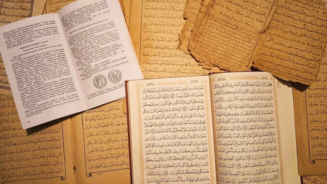 Open Books with Arabic and Russian Texts